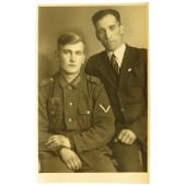 Soldado de la Wehrmacht con túnica M 40 y civil